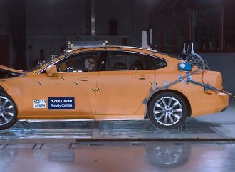 Volvo вече 20 години разбива нови коли в името на науката в центъра си по безопасност
