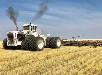 Вижте най-големия трактор в света отново в действие (видео)