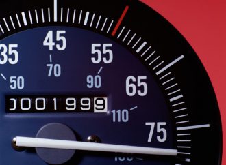 Защо всички американски коли от началото на 80-те имат скоростомери до само 85 мили/час?