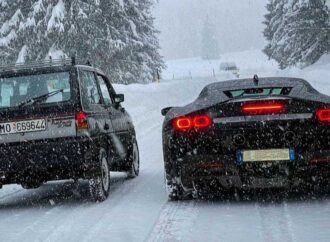 Драг състезание на сняг: Fiat Panda 4×4 срещу Ferrari SF90 (видео)