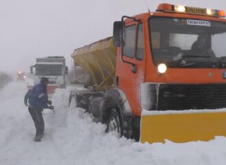 Вали сняг в половин България, над 220 машини обработват пътищата