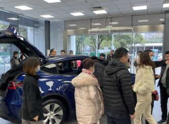 100 000 поръчки за Tesla в Китай за 10 часа, доброволци помагат в шоурумите