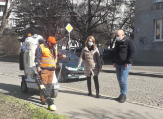 Чистят експериментално тротоарите в София с огромни прахосмукачки