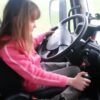 Учете ги от малки: 11-годишно момиче подкарва камиона на баща си (видео)