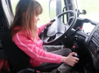 Учете ги от малки: 11-годишно момиче подкарва камиона на баща си (видео)
