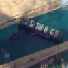 Отпушиха заседналия кораб в Суецкия канал, петролът поевтиня