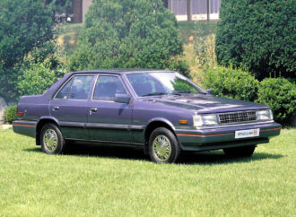 През 80-те Hyundai прави този седан с дизайн от Джуджаро, шаси на Ford и мотори от Mitsubishi