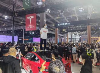 Tesla собственик прекъсна изложението в Шанхай с протест на покрива на Model 3