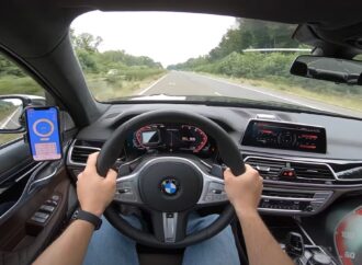 BMW M760Li V12 на Аутобана – 300 км/ч не са проблем (видео)