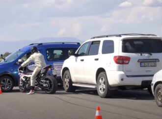 Вечният спор: мотоциклет срещу автомобил. Кой е виновен? (видео)