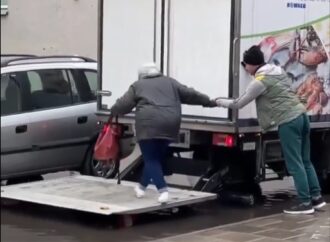 Как го правят в чужбина: Камион за доставки помага на жена да стигне до колата си (видео)
