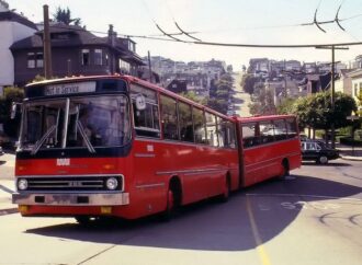 През 80-те Ikarus продава автобуси и в САЩ, а в Лос Анджелис им слагат дизели Cummins (290-350 к.с.)