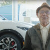 Никога не е късно за промяна – 87-годишен с първи електромобил в живота си (видео)
