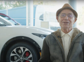 Никога не е късно за промяна – 87-годишен с първи електромобил в живота си (видео)