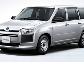 Toyota все още продава това комби с интериор от 80-те срещу 13 000 долара в Япония
