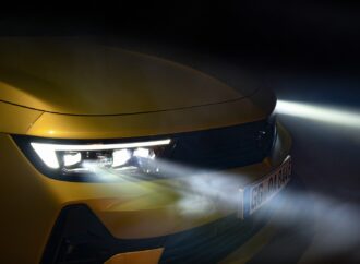 Фаровете на новия Opel Astra имат по 84 LED елемента (видео)