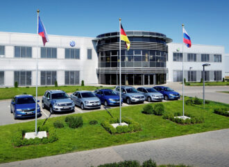 Mercedes, VW, Volvo и други замразиха бизнеса си в Русия