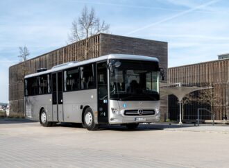 Новият междуградски автобус Mercedes-Benz Intouro K е хибрид с мощност до 354 к.с.