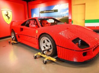 В Калифорния сглобиха пълноразмерен модел на Ferrari F40 от Lego блокчета