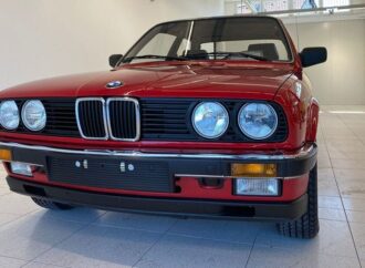 В Германия продават BMW E30 323i от 1985 година за близо 120 000 евро