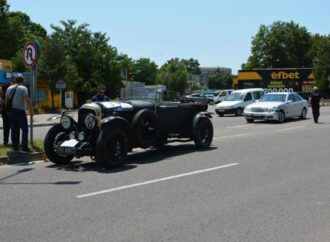 Жена с Mercedes E-класа удари Bentley на почти 100 години в Харманли