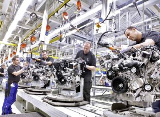 От Германия: Трима служители на Mercedes са откраднали стотици двигатели и трансмисии