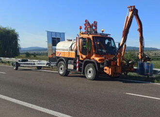 Пътната агенция мие мантинелите на магистрала Тракия с машина