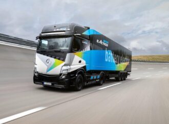 Daimler показа електрическия eActros LongHaul за дълги пътувания с 500 км пробег