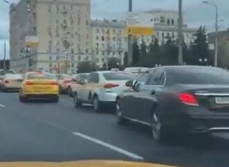 Колони таксита задръстиха огромен булевард в Москва след хакерска атака (видео)