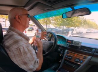 Неразрушимото албанско такси – над един милион километра за този Mercedes E200 W124 (видео)