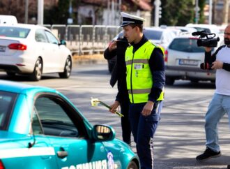 Пловдивски полицаи раздаваха цветя вместо глоби по случай 8-ми март