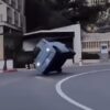 „Need for speed“ на живо в Монако: Citroen Ami се обърна на завоя пред Grand Hotel (ВИДЕО)