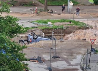 Шофьор се обърна по таван в изкоп докато бяга на полицията в Пловдив