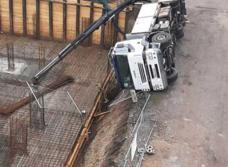 Камион с кран се обърна в  Левски В