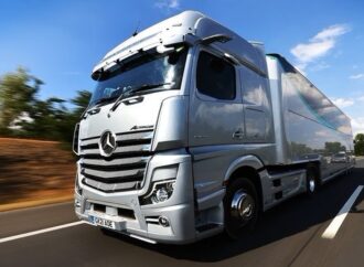 Камионите на Mercedes за Формула 1 минават на биогориво